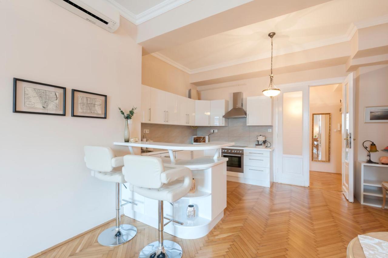 Opera & Basilica 2 Bedrooms With Balcony Budapest Bagian luar foto