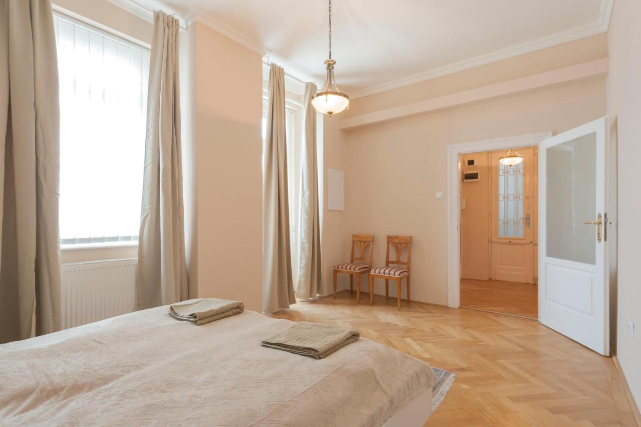 Opera & Basilica 2 Bedrooms With Balcony Budapest Bagian luar foto