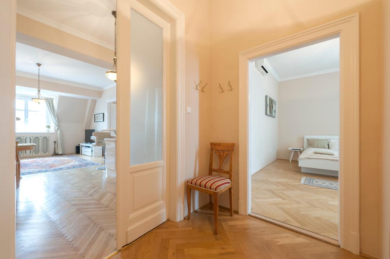 Opera & Basilica 2 Bedrooms With Balcony Budapest Bagian luar foto