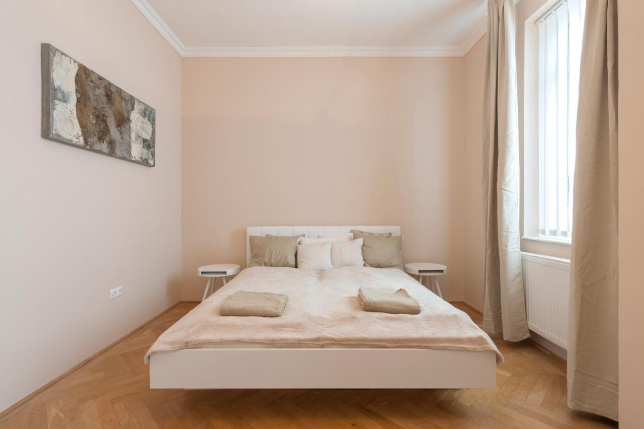 Opera & Basilica 2 Bedrooms With Balcony Budapest Bagian luar foto