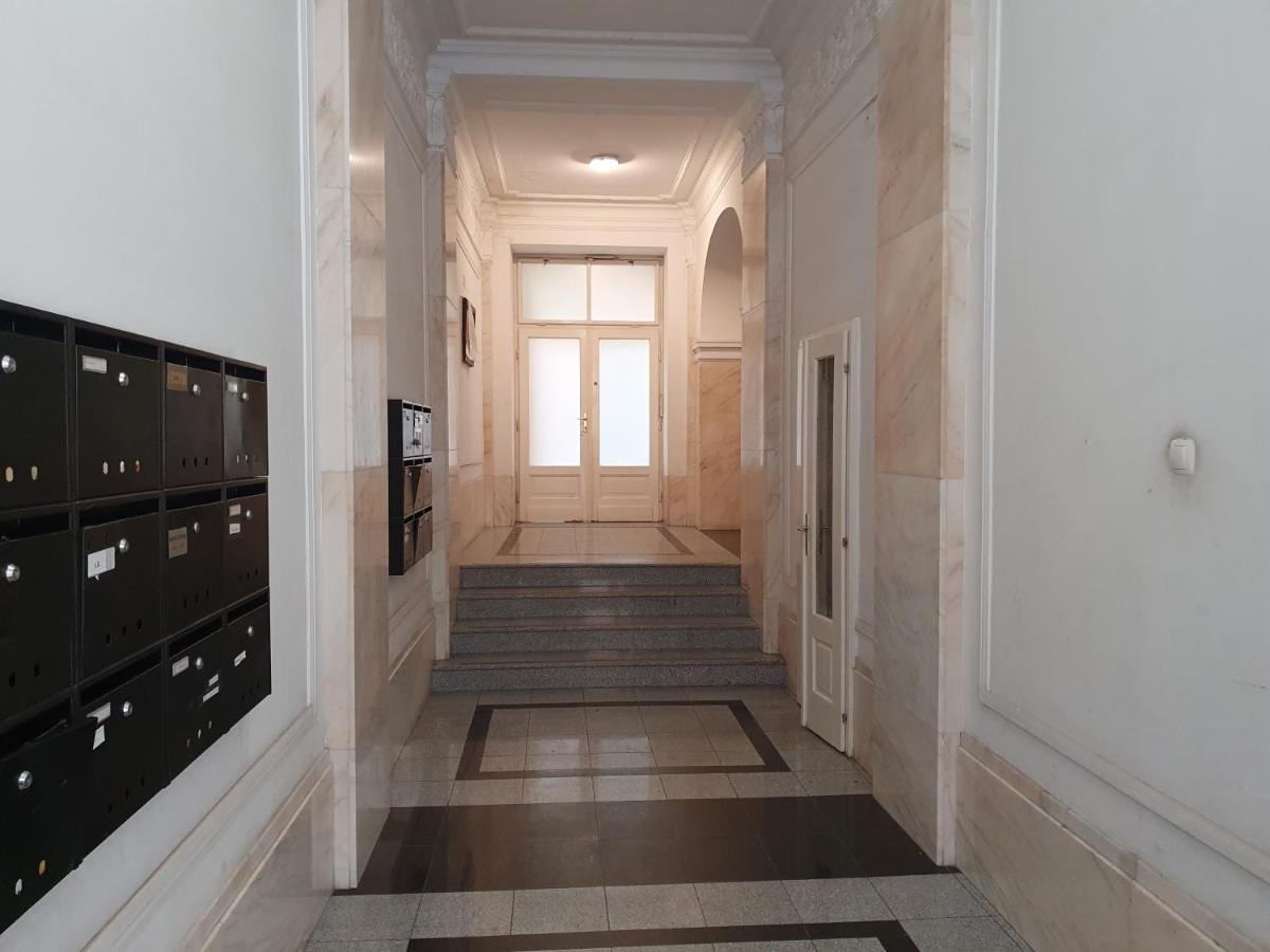 Opera & Basilica 2 Bedrooms With Balcony Budapest Bagian luar foto