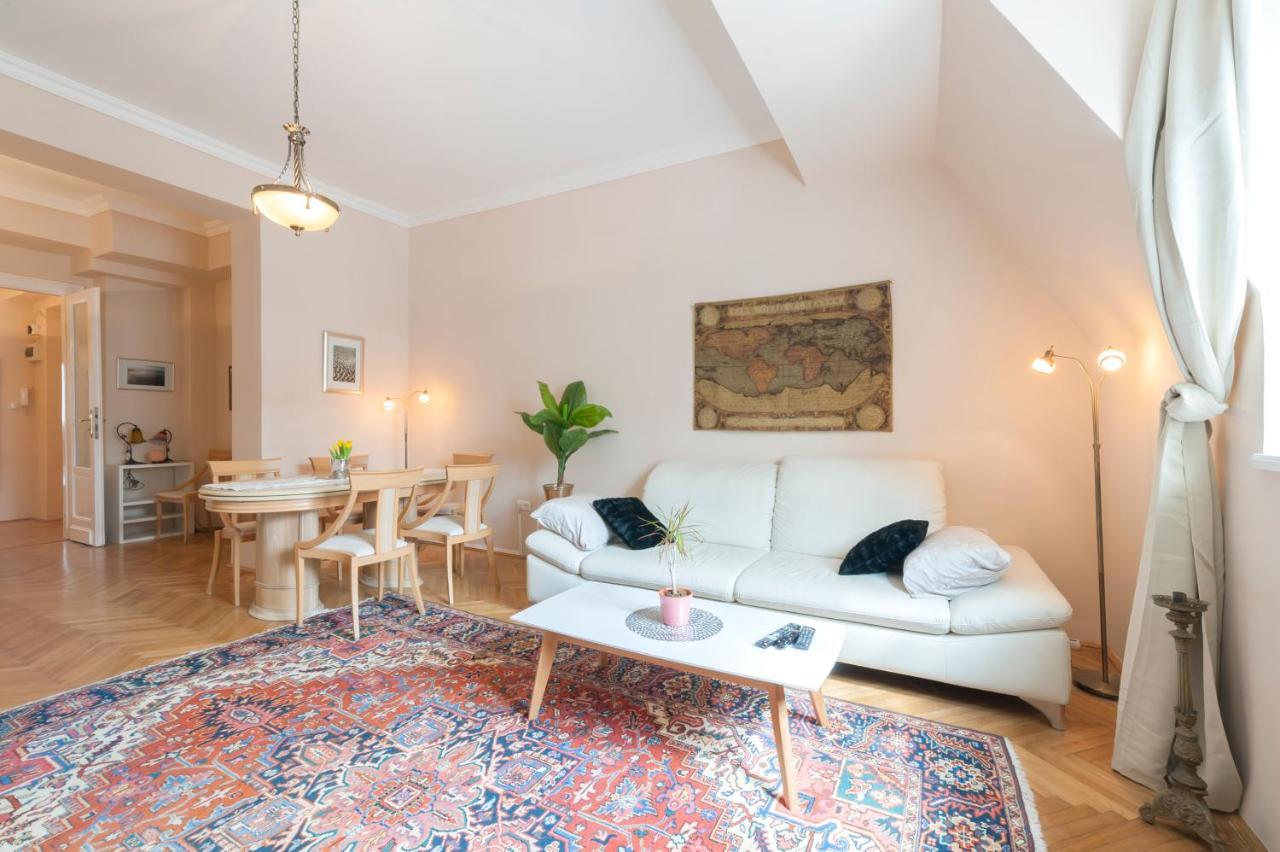 Opera & Basilica 2 Bedrooms With Balcony Budapest Bagian luar foto