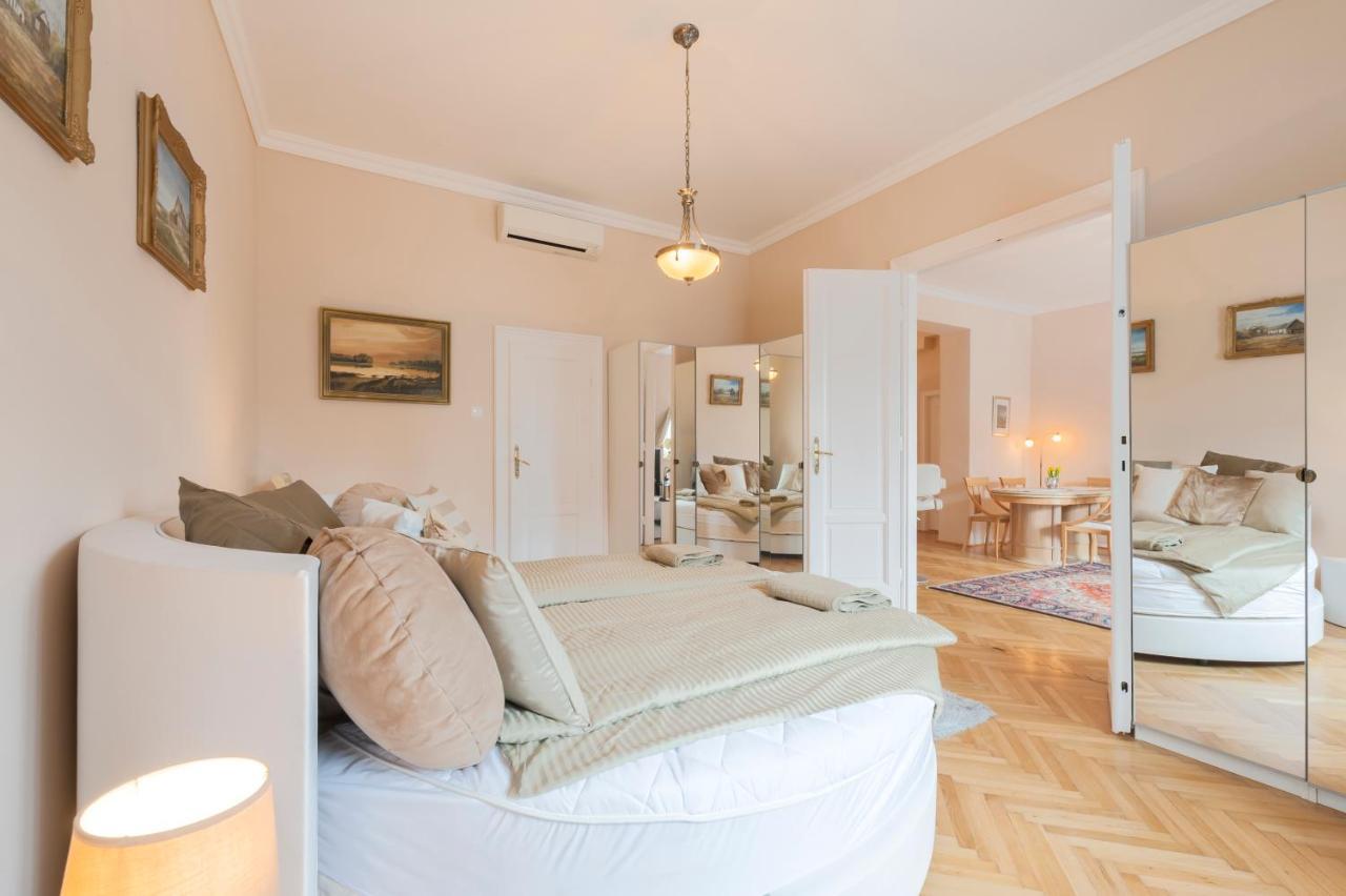 Opera & Basilica 2 Bedrooms With Balcony Budapest Bagian luar foto
