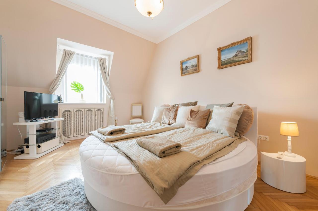 Opera & Basilica 2 Bedrooms With Balcony Budapest Bagian luar foto