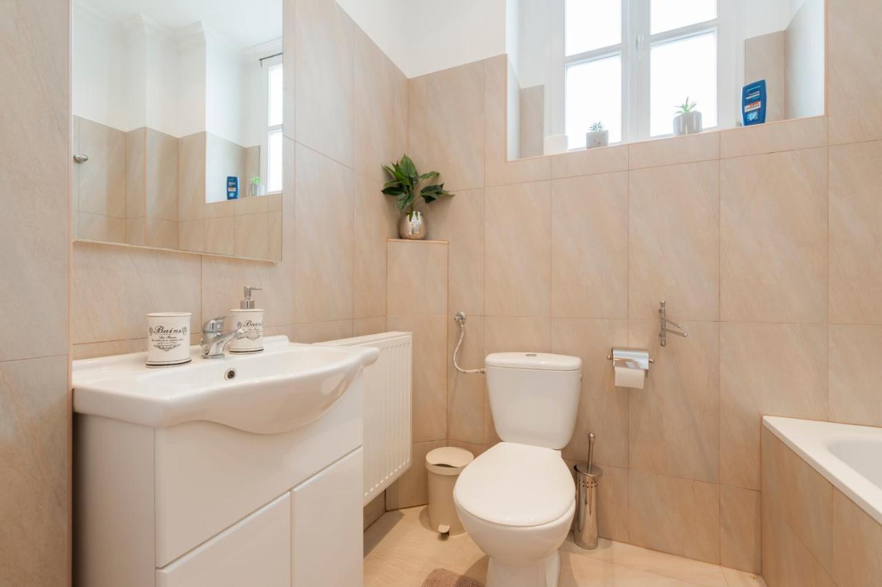 Opera & Basilica 2 Bedrooms With Balcony Budapest Bagian luar foto
